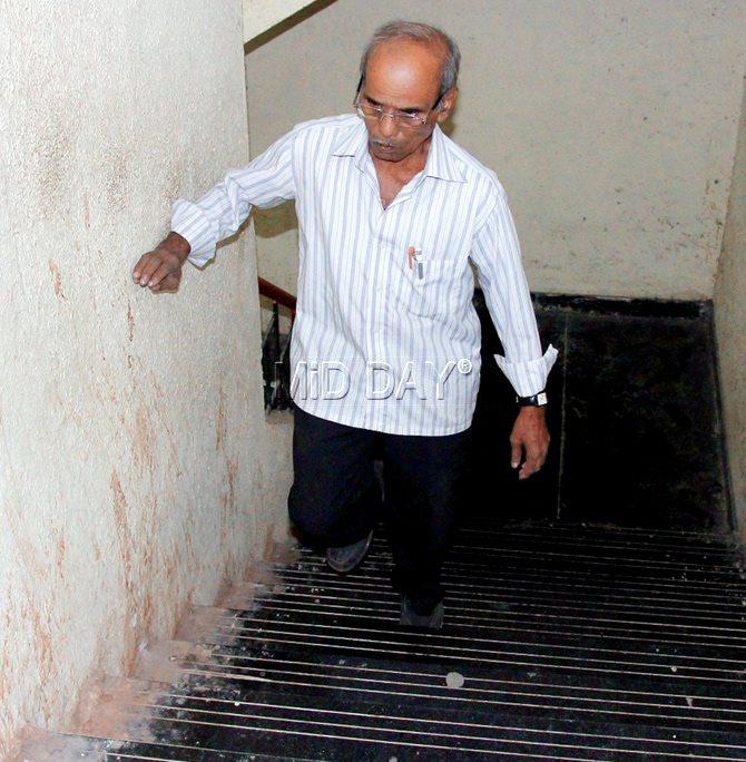 The building’s  79-year-old secretary, Gajanan Tiwrekar, often chooses to climb the stairs to his 10th-floor apartment rather than wait for the lift. Pics/Onkar Devlekar 