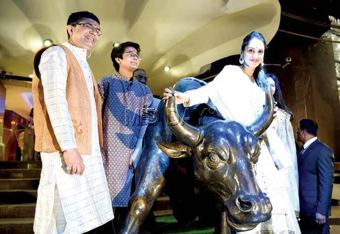 Actor Isha Koppikar (r) at the Bombay Stock Exchange (BSE) for Mahurat trading with Ashish Chauhan (l) Managing Director (MD) and Chief Executive Officer (CEO) of BSE. Pic/Shadab Khan