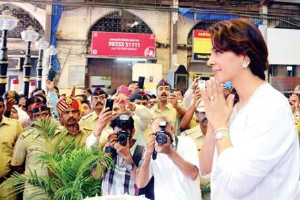 Juhi Chawla pays tribute to 26/11 victims, cop takes pictures