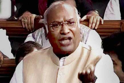 Mallikarjun Kharge hits out at BJP for refusing farmers' loans 