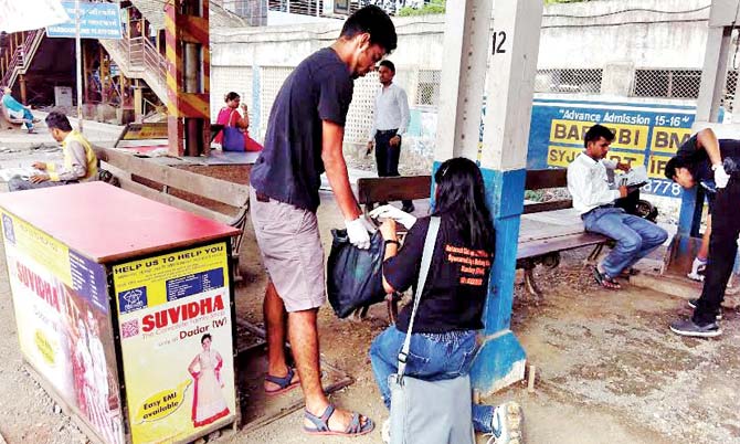 Mithibai College students clean Vile Parle station
