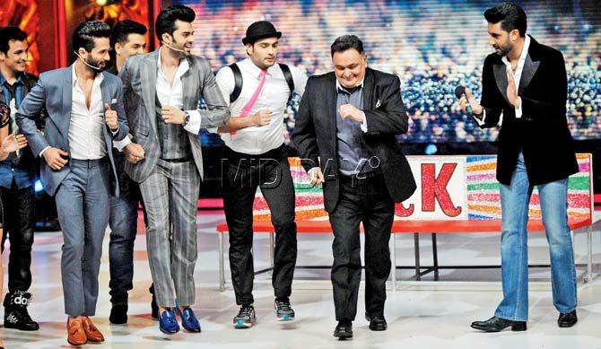 Rishi Kapoor shows off his dance moves before younger actors, Shahid Kapoor, Manish Paul and Abhishek Bachchan during a reality show. Pic/Nimesh Dave