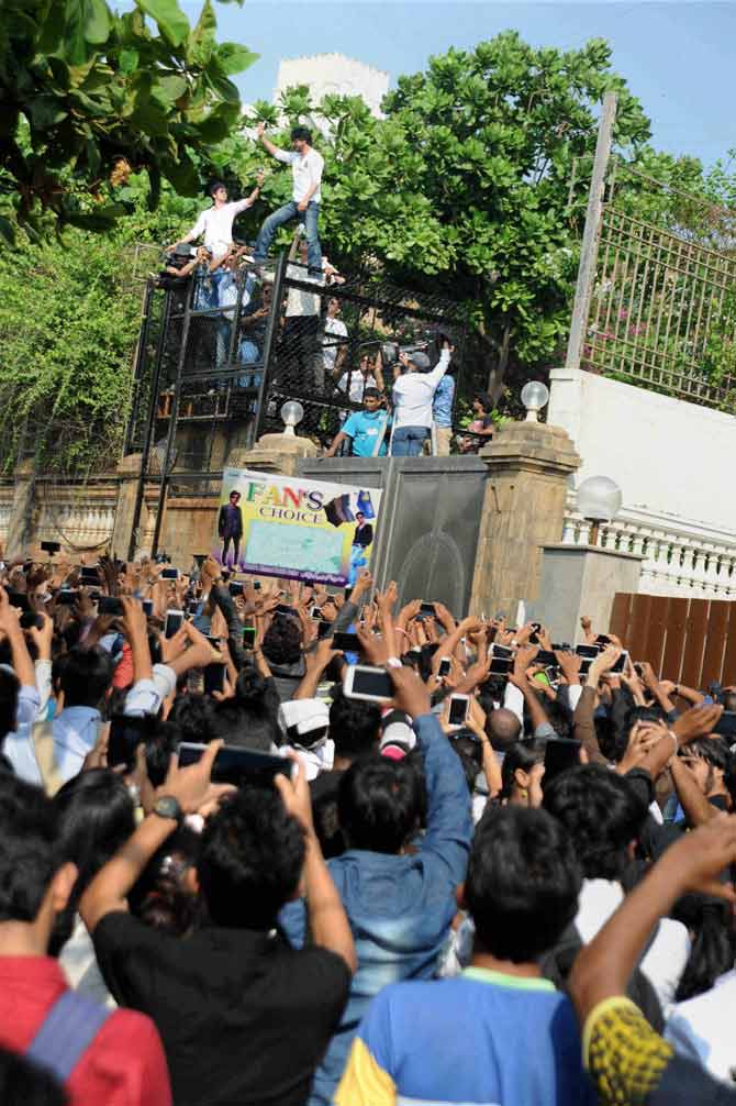 SRK waves to his fans