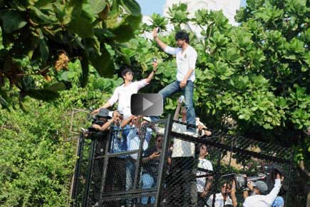 Watch video: Shah Rukh Khan greets fans outside Mannat on 50th birthday