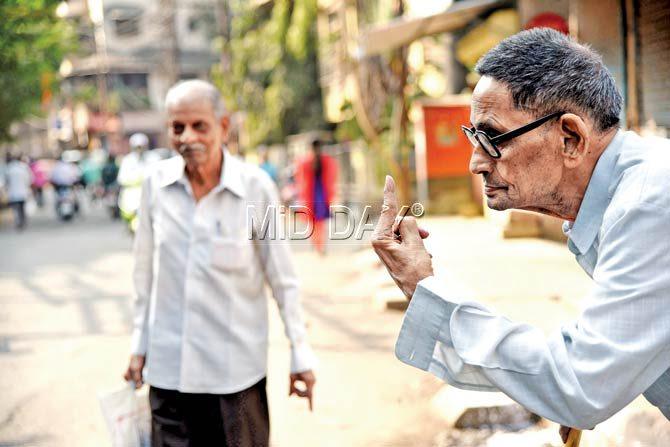 A senior citizen proudly displays his inked finger outside a polling station in Kalyan yesterday. Pic/Sameer MarkandeA senior citizen proudly displays his inked finger outside a polling station in Kalyan yesterday. Pic/Sameer Markande