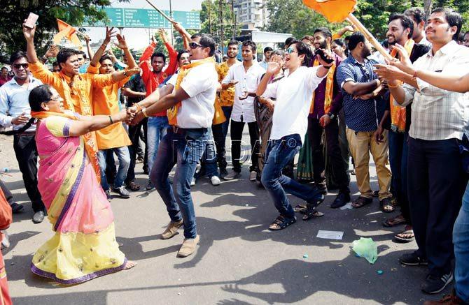 Shiv Sena members and workers celebrate their victory in the KDMC polls, in which the party won 52 seats. The Sena will now look at combining its forces with independents and other parties to attain majority. Pics/Sameer Markande