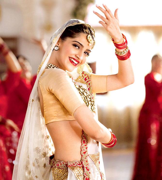 Sonam Kapoor performs the hook step from the title track of Prem Ratan Dhan Payo, which became a rage on social media