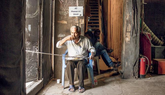 The gatekeeper eats lunch at Mehboob Studios: “Everyone leaves their work during lunch time, which is free on sets. This is the only man who can’t do that, as he is still working.”