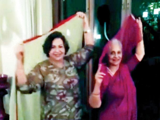 Helen and Waheeda Rehman dance on Prem Ratan Dhan Payo