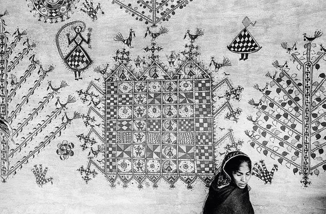 A woman from Madhubani, Bihar, making a wall painting at crafts village, New Delhi, 1977. Pic Courtesy/Jyoti Bhatt/Tasveer