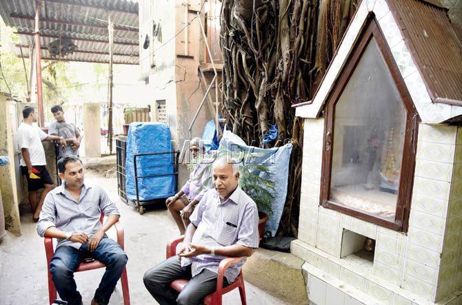 Samir Netto (l) and Shashikanth Parkar discuss the details of their fight against SRA