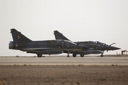 French warplanes pound IS stronghold in Syria after Paris attacks