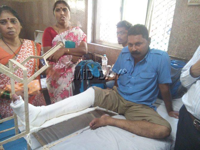 Fireman Bhagwat Nikam, who got injured while dousing the fire surrounded by his family members at Rajawadi Hospital. Pics/Datta Kumbhar
