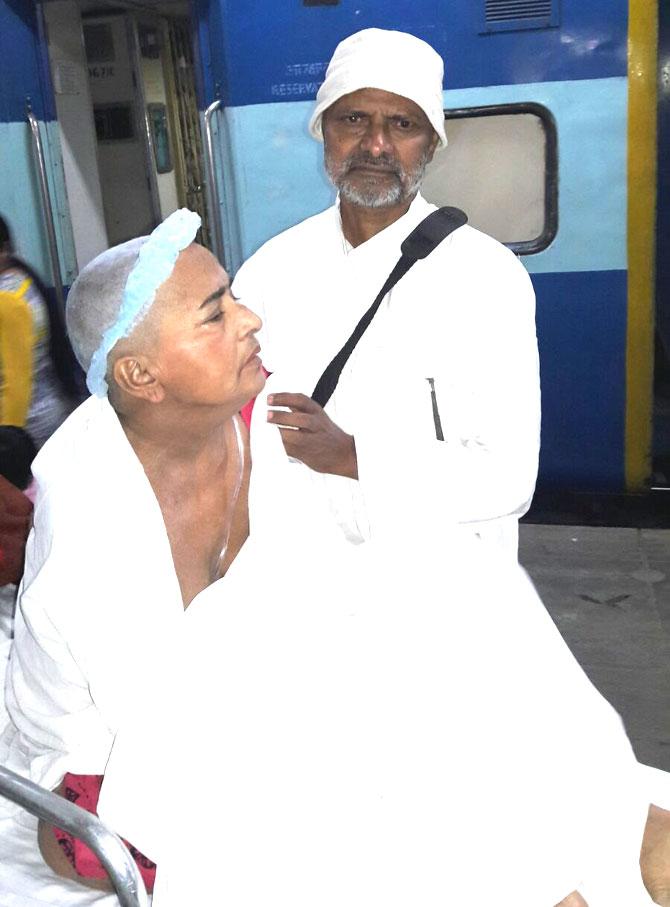 Prakash Singh Raghuvanshi, popularly known as Kisan Baba returing to Varanasi wih his ailing wife Shakuntala Singh