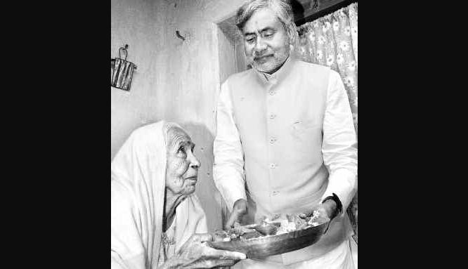 Nitish Kumar with mother the Late Smt. Parmeshwari Devi
