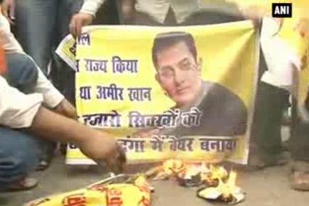 Hindu Sena stages protest outside Aamir Khan's residence