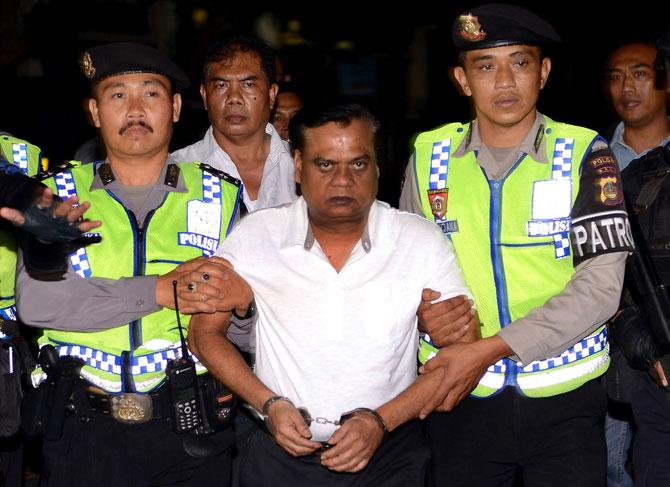 Indonesian police escort don Chhota Rajan (C) from Bali police headquarters to Ngurah Rai Airport during his deportation from Denpasar on Bali island on Thursday. Pic/AFP