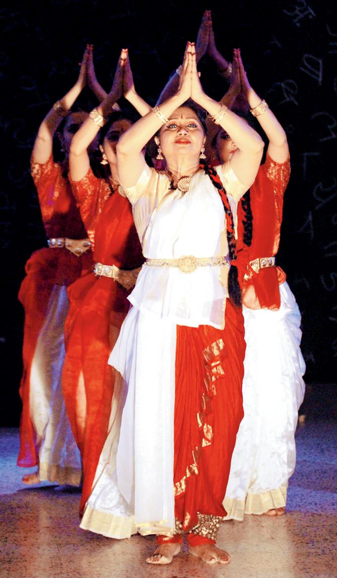 Rajashri Shirke and her troupe