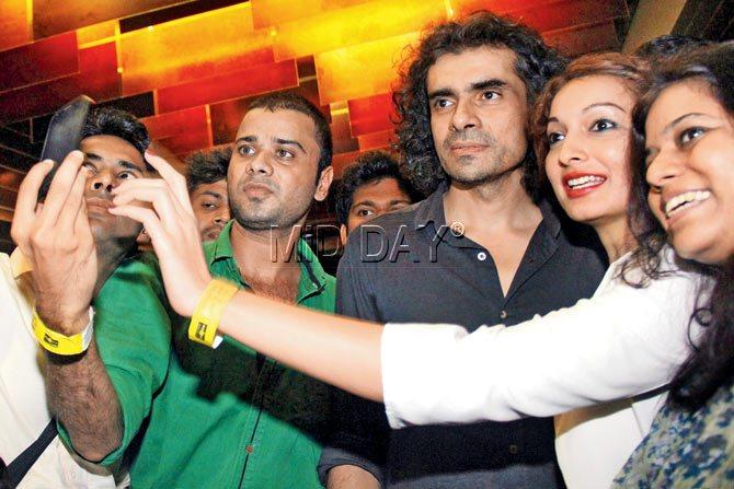 Director  Imtiaz Ali (centre) poses for a selfie with his fans at the Mumbai leg of the 6th Jagran Film Festival.  PIC/SHARAD VEGDA 