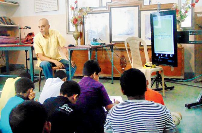 Biswajit Mitra, trustee of Abheda Foundation, teaches in Kolkata 