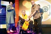 Shashi Kapoor honoured with Lifetime Achievement Award at 6th JFF