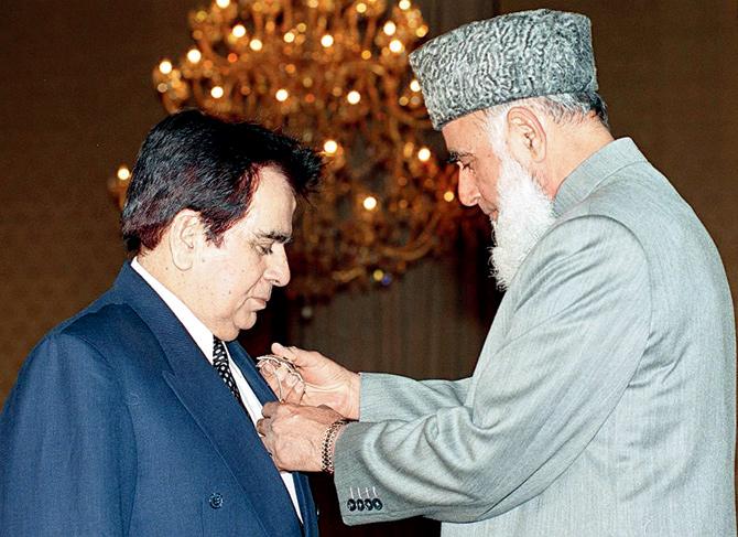 Dilip Kumar (left) was conferred Pakistan’s highest civilian award, Nishan-e-Imtiaz (Order of Excellence) in 1998 by the President of Pakistan Rafiq Tarrar. PIC/AFP
