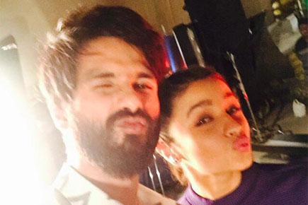 Shahid Kapoor and Alia Bhatt pout for 'Shaandaar' selfie