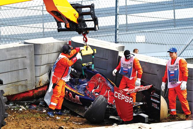 Course marshalls remove Scuderia Toro Rosso
