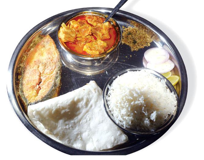 The non-veg thali at Aagri Culture Express includes fish, mutton curry, roti and bombil chutney