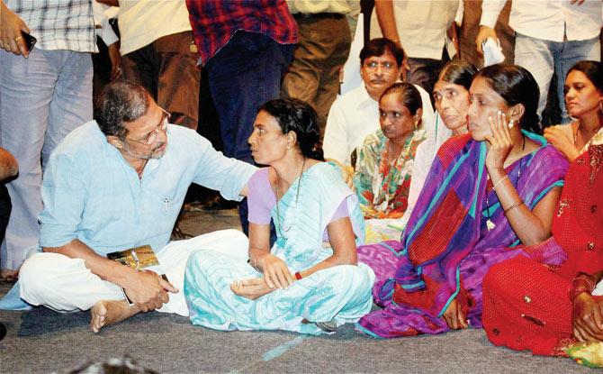 During the project, Eka Sadhya Satyasathi in Nagpur, Nana Patekar interacts with widows of farmers who committed suicide in Vidarbha region. pic/pti