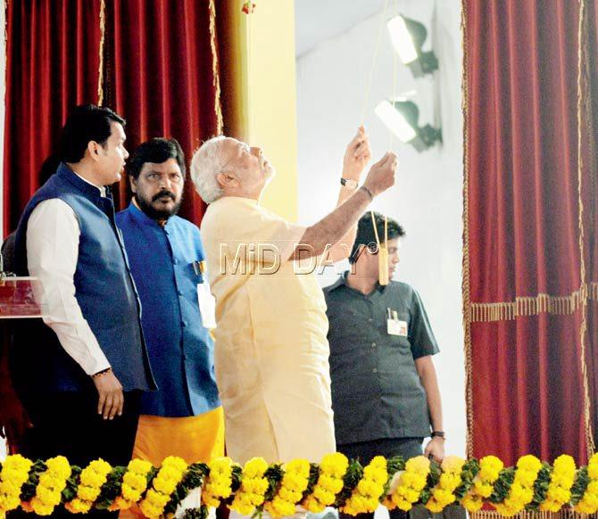 Prime Minister Narendra Modi (right) with Maharastra Chief Minister Devendra Fadnvis conduct 