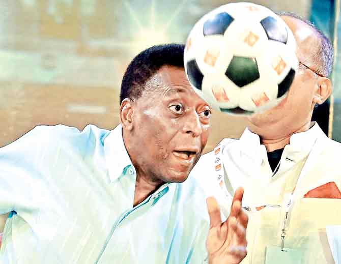 Pele showing his skills to the students during the interaction