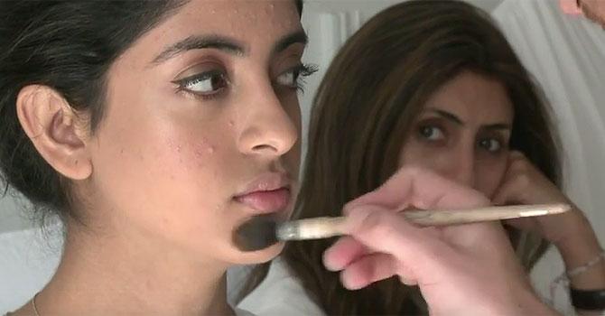 Navya Naveli Nanda gets her make-up done, as mother Shweta Bachchan Nanda looks on. Pic/YouTube