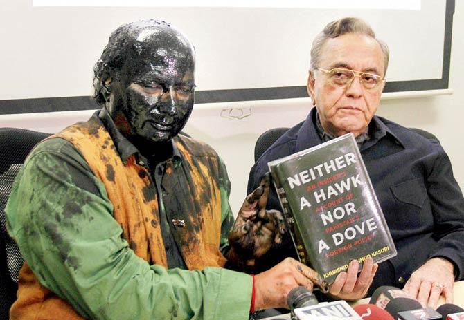 Ahead of his book launch in Mumbai on Monday, former Pakistan foreign minister Khurshid Mahmud Kasuri held a press conference with Observer Research Foundation chief Sudheendra Kulkarni, whose face had been smeared with black ink by Shiv Sena activists. Pic/PTI