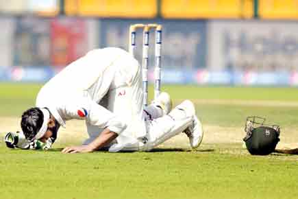 Shoaib Malik's double ton puts England in trouble