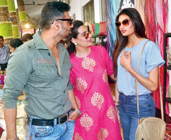 Suniel Shetty, Mana Shetty, Athiya Shetty