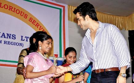 Tusshar Kapoor lends a helping hand for a good cause