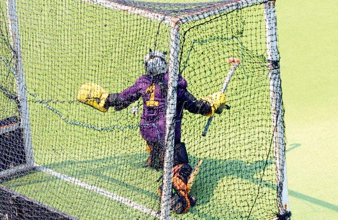 Reeba Shaikh effects a save in the  shoot-out. Pic/Nimesh Dave