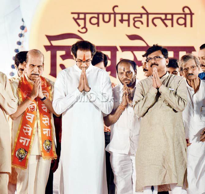 Uddhav Thackeray, flanked by Sena leaders Manohar Joshi, Ramdas Kadam and Sanjay Raut, said his father Bal Thackeray was probably looking down upon them with pride and thinking that Shiv Sainiks are still like tigers. Pic/Rane Ashish