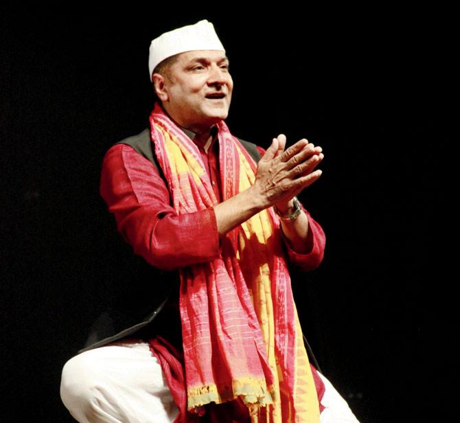 Vijay Kumar at a performance of Hum Bihar Mein Chunav Ladh Rahe Hai