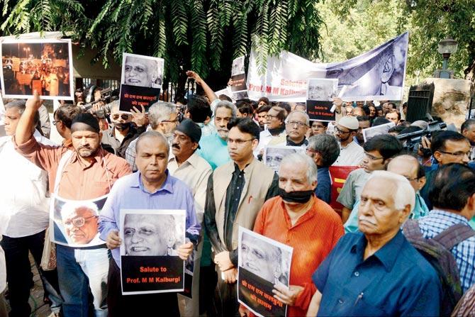 Writers and activists sport black gags and arm bands at a solidarity march, ahead of the emergency meeting of Sahitya Akademi in New Delhi yesterday. Pic/PTI