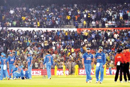 Crowd's bottle-throwing shouldn't be taken seriously: MS Dhoni