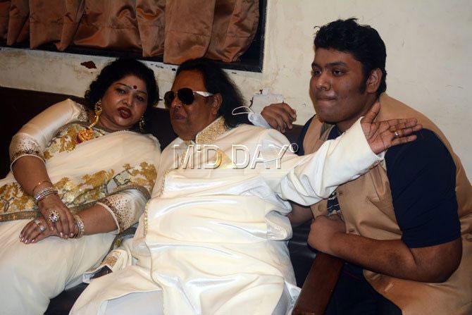 Ravindra Jain with his wife and son on his 71st birthday at Shanmukhananda hall in Mumbai. Pic/Atul Kamble