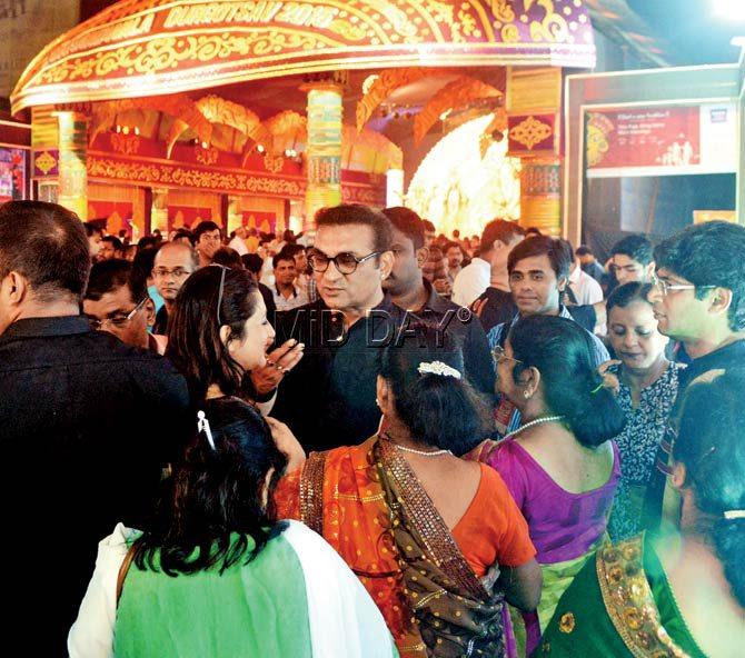 Abhijeet Bhattacharya speaks to the crowd gathered at the Lokhandwala Durgotsav pandal last night, a day after the incident. Pics/Sayed Sameer Abedi