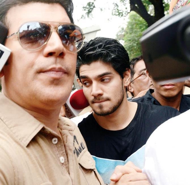 Aditya with Sooraj Pancholi after his release from Arthur Road Central Jail