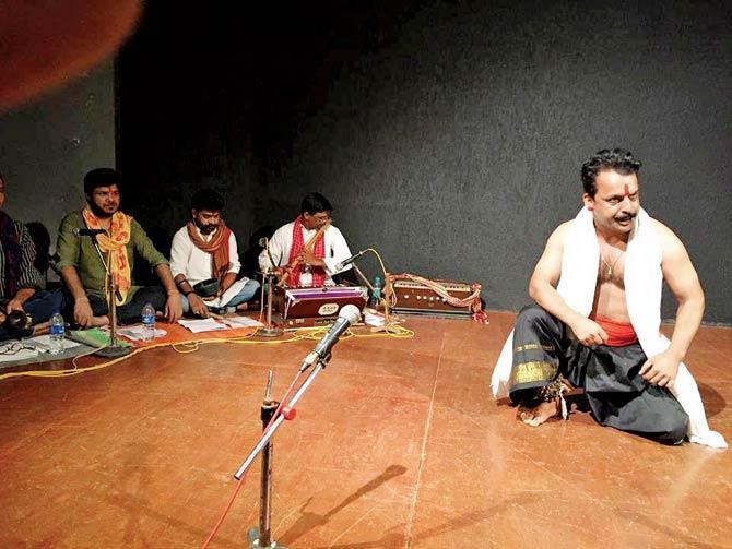 Ajay Kumar performing Bade Bhaand To Bade Bhaand, an adaptation of a Detha story, Rijak Ki Maryada