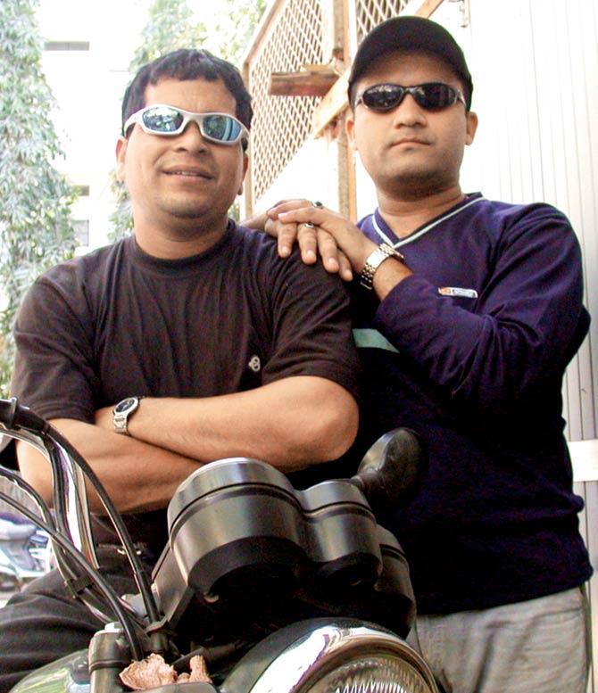 Sachin Tendulkar clone Balvir Chand (l) with Virender Sehwag lookalike Jeevan Sharma