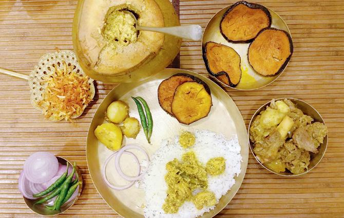 This wholesome meal awaits you at the Bengali Mohabhojon