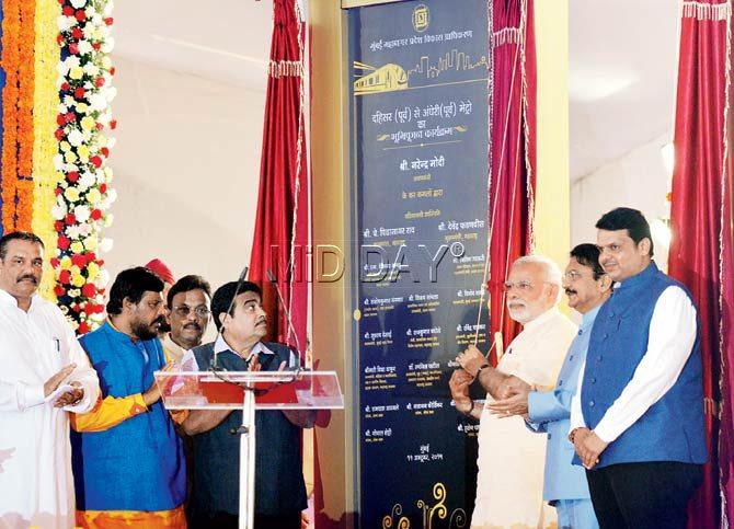 Prime Minister Narendra Modi, Maharashtra Governor C Vidyasagar Rao and Chief Minister Devendra Fadnavis, Union Minister of Road Transport and Highways Nitin Gadkari, RPI president Ramdas Athawale and Minister for Higher and Technical Education Vinod Tawde at the bhoomipujan for two new Metro lines at Bandra-Kurla Complex (BKC) yesterday. Pic/Sayed Sameer Abedi