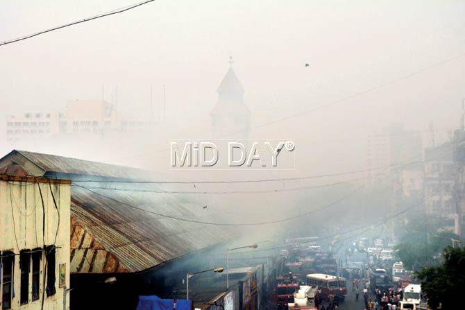 Although it was a major blaze, fortunately no one was seriously injured. Pics/Atul Kamble